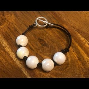 Pearl leather bracelet